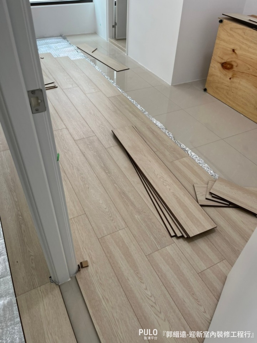 透過地毯、塑膠地板或是木地板的搭配，不僅提升了視覺感受，也為空間增添溫暖氛圍。迎新室內裝修工程行輕裝潢作品 - PULO裝潢平台