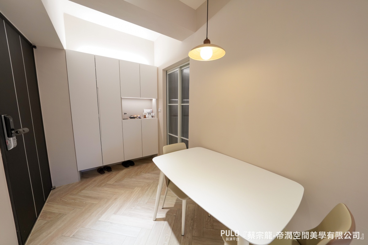 台中室內裝修開箱:18坪新屋化身法式奶油風小宅,輕裝潢就很有感!帝潤空間美學有限公司設計作品 - PULO裝潢平台 這則台中室內裝修案例是18坪的新成屋,整體預算約40至50萬,雖然工程項目不多,但透過木作天花板、造型電視牆與收納設計,讓整體空間在簡潔中多了幾分層次感與生活氛圍。帝潤空間美學有限公司設計作品 - PULO裝潢平台