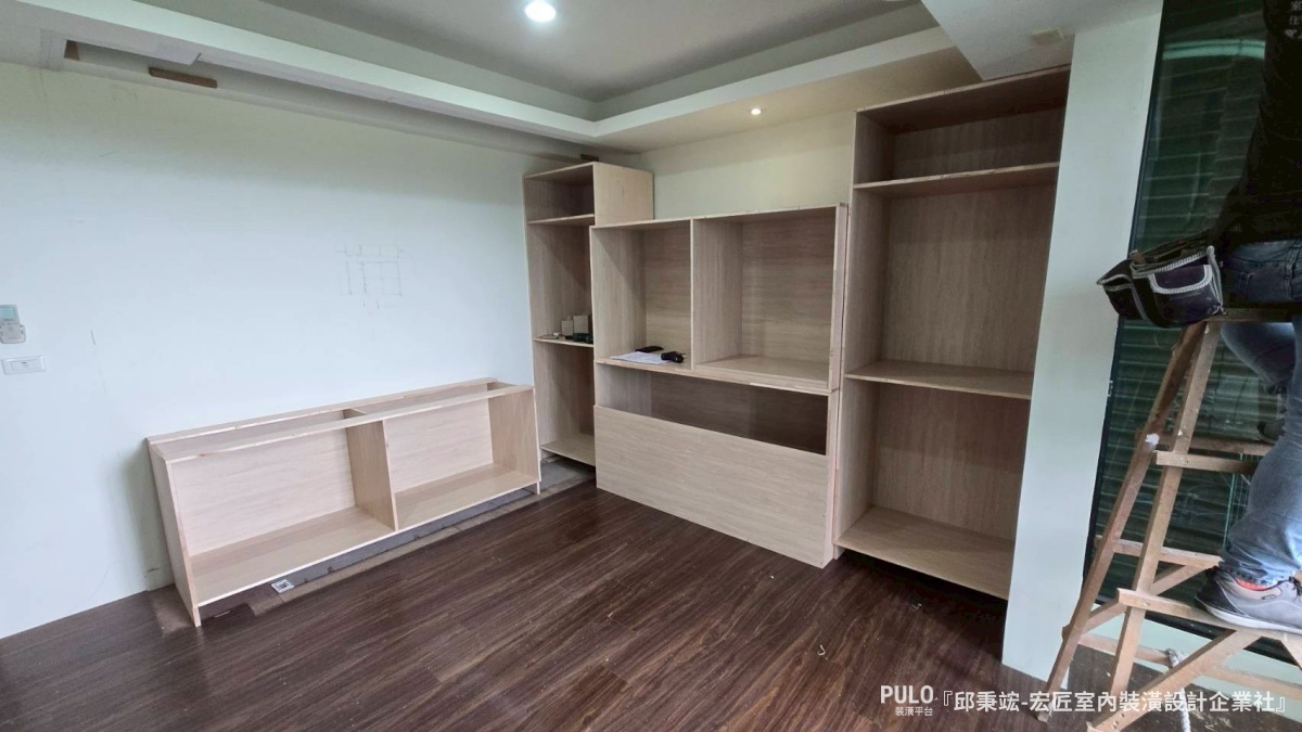 這次分享的案例來自台中木工統包師傅，屋主的三間臥室都面臨收納不足的困擾。師傅透過木作櫃體的規劃，將牆面空間充分利用，從地板做到天花板，把收納量做到最大。宏匠室內裝潢設計企業社台中木工作品 - PULO裝潢平台
