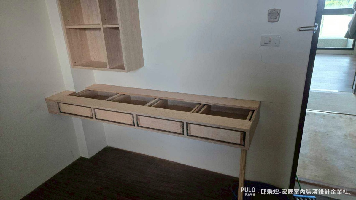 這次分享的案例來自台中木工統包師傅，屋主的三間臥室都面臨收納不足的困擾。師傅透過木作櫃體的規劃，將牆面空間充分利用，從地板做到天花板，把收納量做到最大。宏匠室內裝潢設計企業社台中木工作品 - PULO裝潢平台