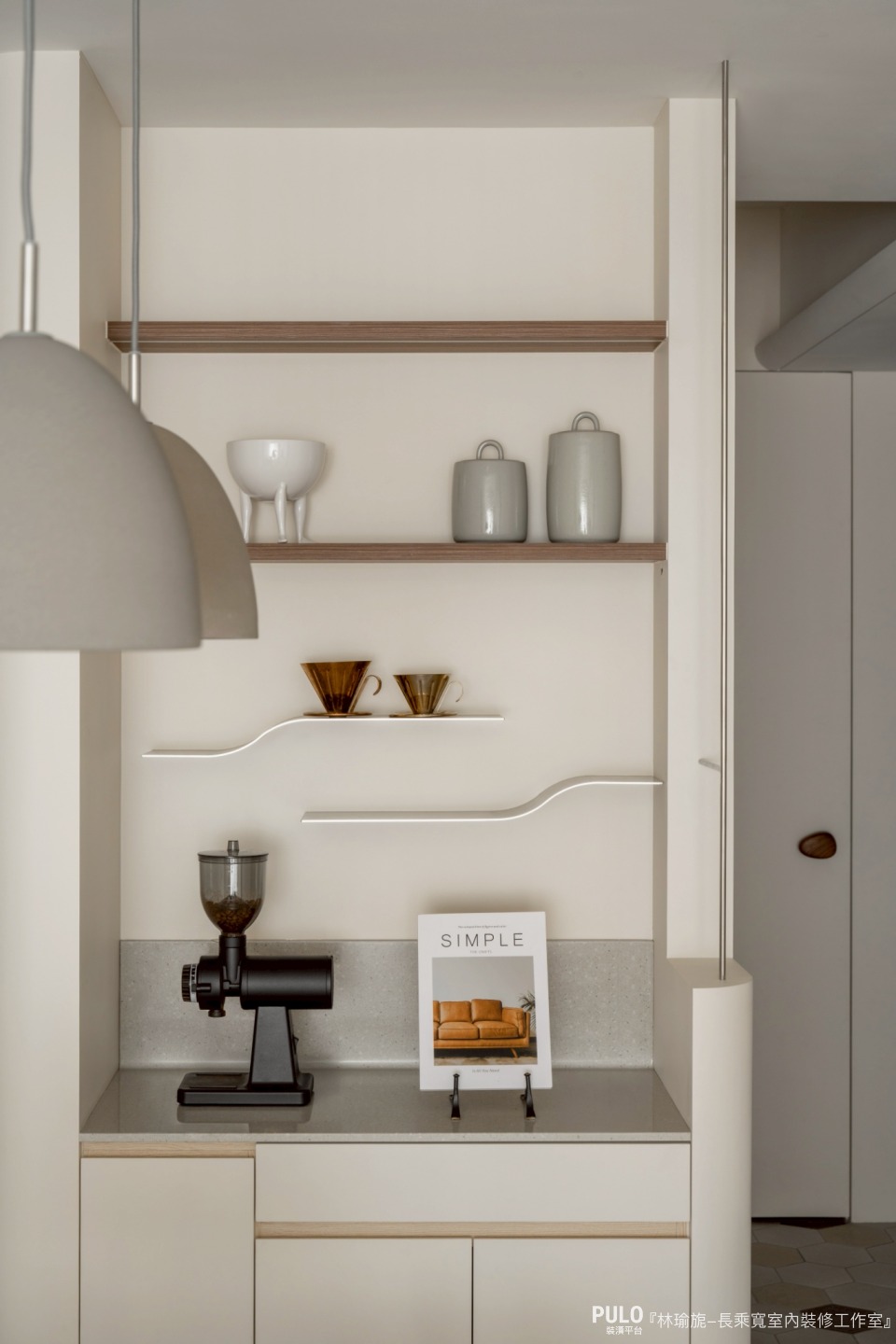 偶爾使用的輕量電器（氣炸鍋、鬆餅機）：可以收納在櫃體的最上方或最下方，把黃金高度留給天天都要用的咖啡機或飲水機。長乘寬室內裝修工作室電器櫃設計 - PULO裝潢平台