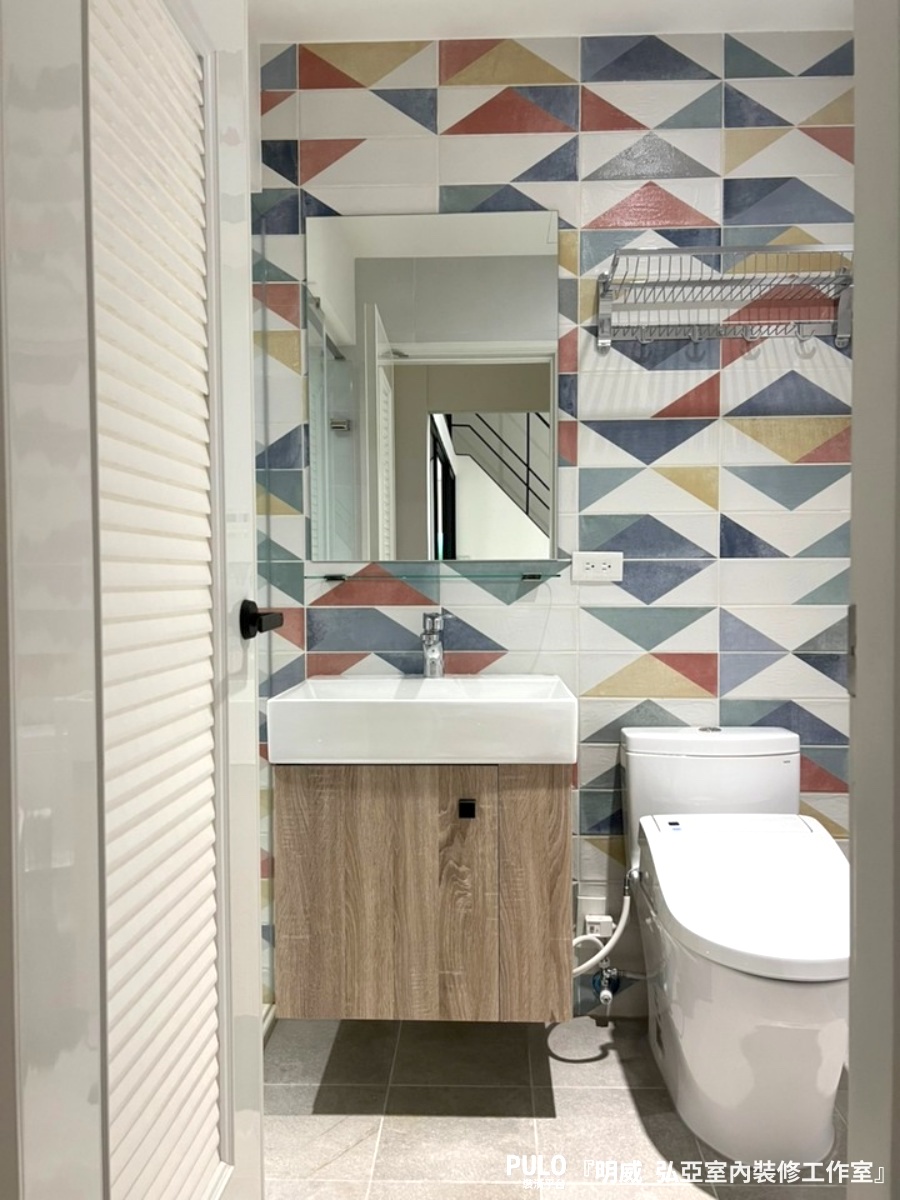 從方形到六角形，花磚的運用不僅出現在玄關地面，在浴室中的設計也能帶來許多不同的風格及樂趣！弘亞室內裝修工作室作品- PULO裝潢平台