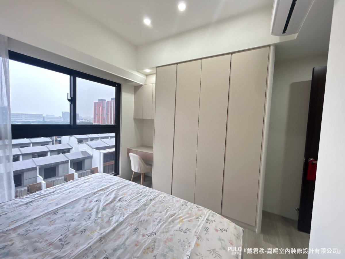 有別於常見的平釘天花板，在公共區域的轉角上，融入了多處柔和的圓弧天花板線條。-嘉暘室內裝修設計有限公司桃園室內設計 - PULO裝潢平台