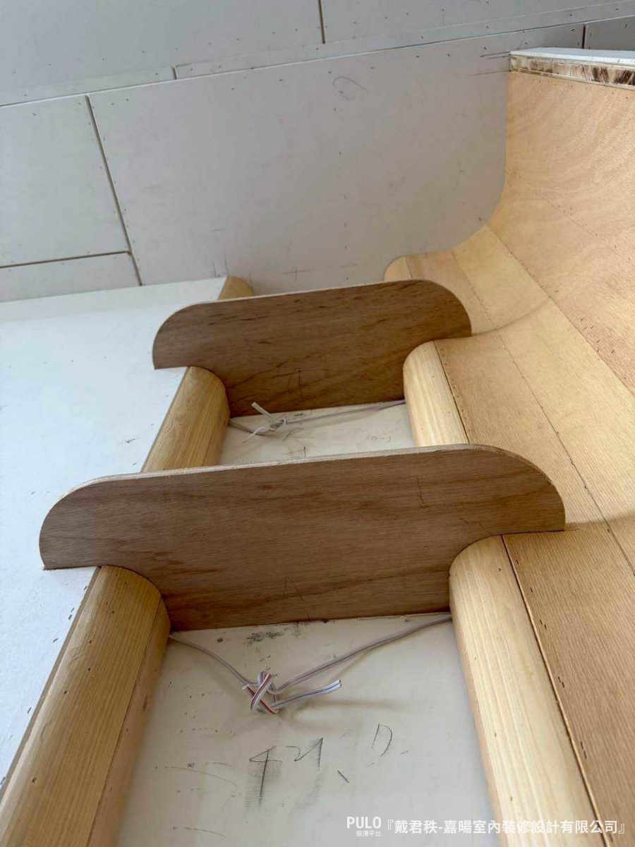 有別於常見的平釘天花板，在公共區域的轉角上，融入了多處柔和的圓弧天花板線條。-嘉暘室內裝修設計有限公司桃園室內設計 - PULO裝潢平台