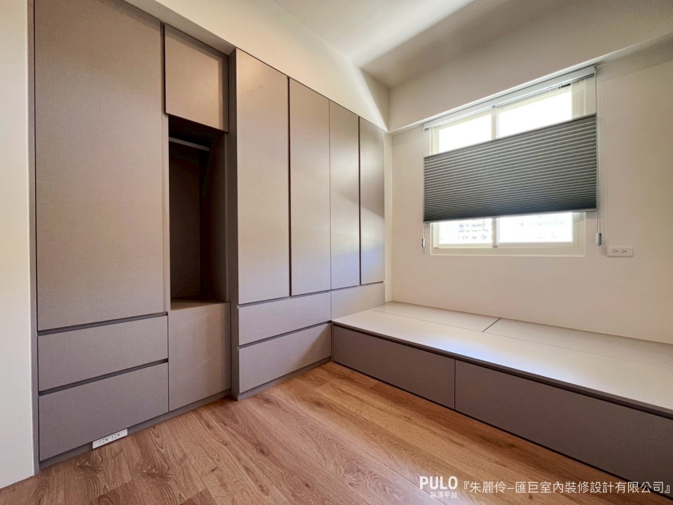 如果主要只有收納襯衫、薄外套等衣物，不妨考慮將衣櫃深度縮減到50到55公分，減少的空間可以有效優化房間走道！匯巨室內裝修設計有公司小房間衣櫃設計 - PULO裝潢平台