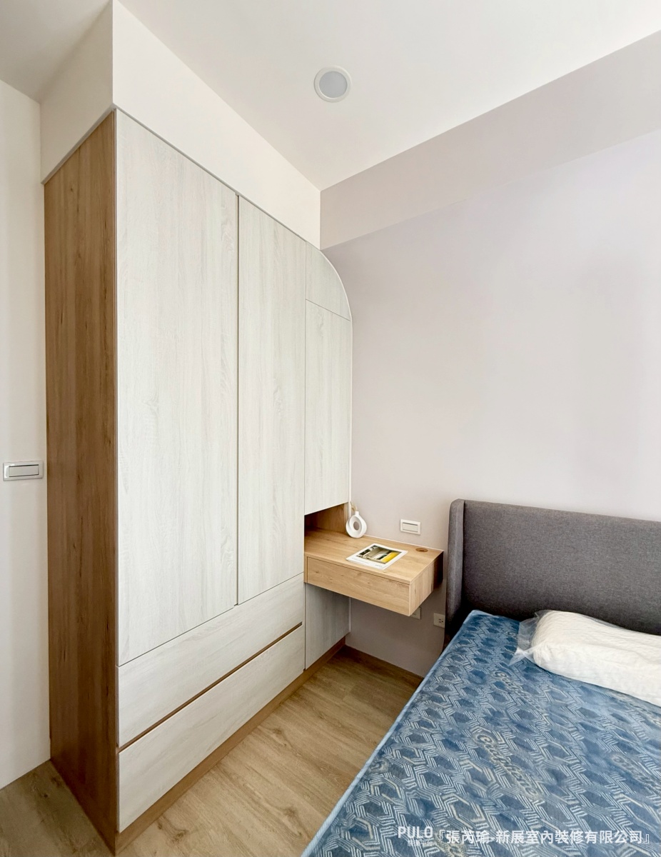 近年來非常流行將衣櫃末端延伸出一張活動式或固定式的書桌/梳妝台，這樣一來，就能省去了書桌或梳妝台獨立佔用的空間。新展室內裝修有限公司小房間衣櫃設計 - PULO裝潢平台