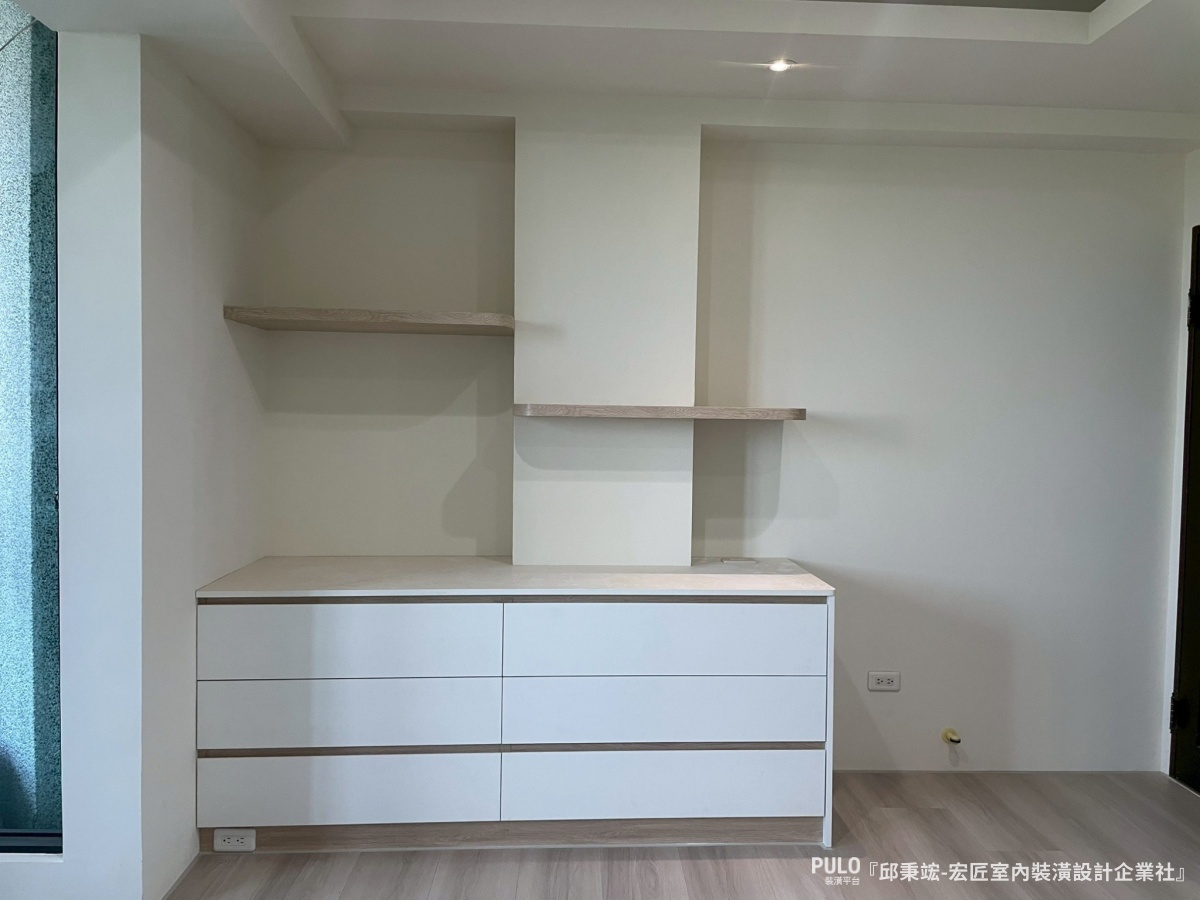 這次分享的案例來自台中木工統包師傅，屋主的三間臥室都面臨收納不足的困擾。師傅透過木作櫃體的規劃，將牆面空間充分利用，從地板做到天花板，把收納量做到最大。宏匠室內裝潢設計企業社台中木工作品 - PULO裝潢平台