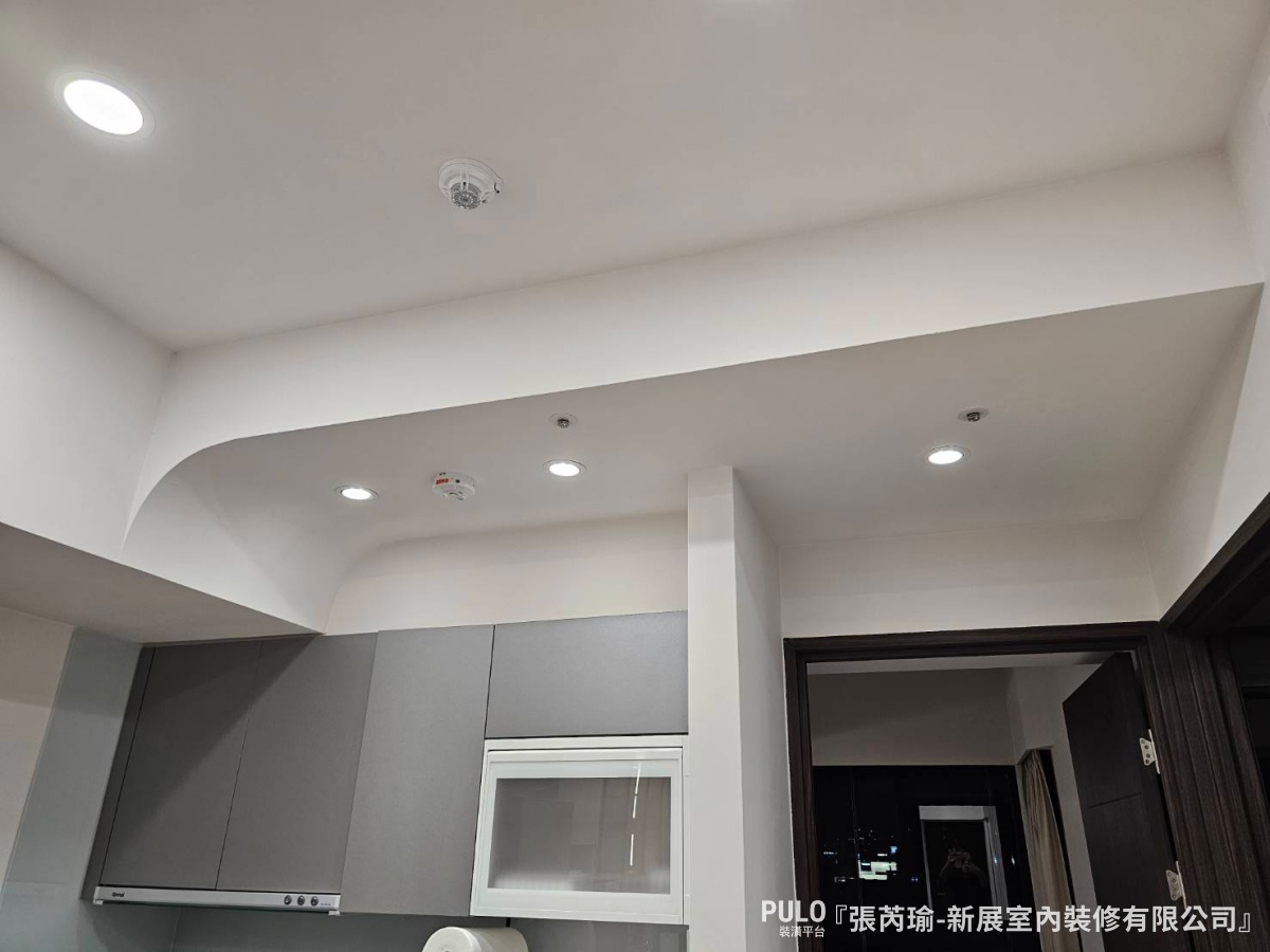 16坪新北板橋室內設計,弧形天花解決房間樑柱修飾!新展室內裝修有限公司-板橋室內設計作品 - PULO裝潢平台 主臥床頭原本有根大樑,設計師用弧形天花修飾,不只弱化了壓迫感,也讓整體線條更柔順,也保留了簡單的線條感。新展室內裝修有限公司-板橋室內設計作品 - PULO裝潢平台