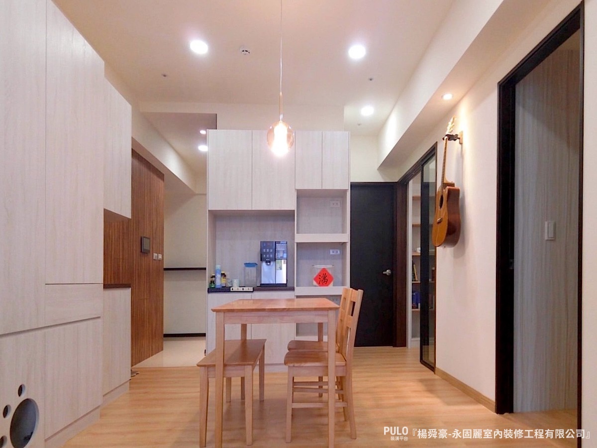 新北16坪裝潢,小坪數房屋打造高收納貓貓溫馨宅 - PULO裝潢平台 為了保留小坪數裝潢的大採光,在落地窗前的區域不設置過多的收納櫃體,以引光入室的理念,放大客廳的視覺效果。 - PULO裝潢平台