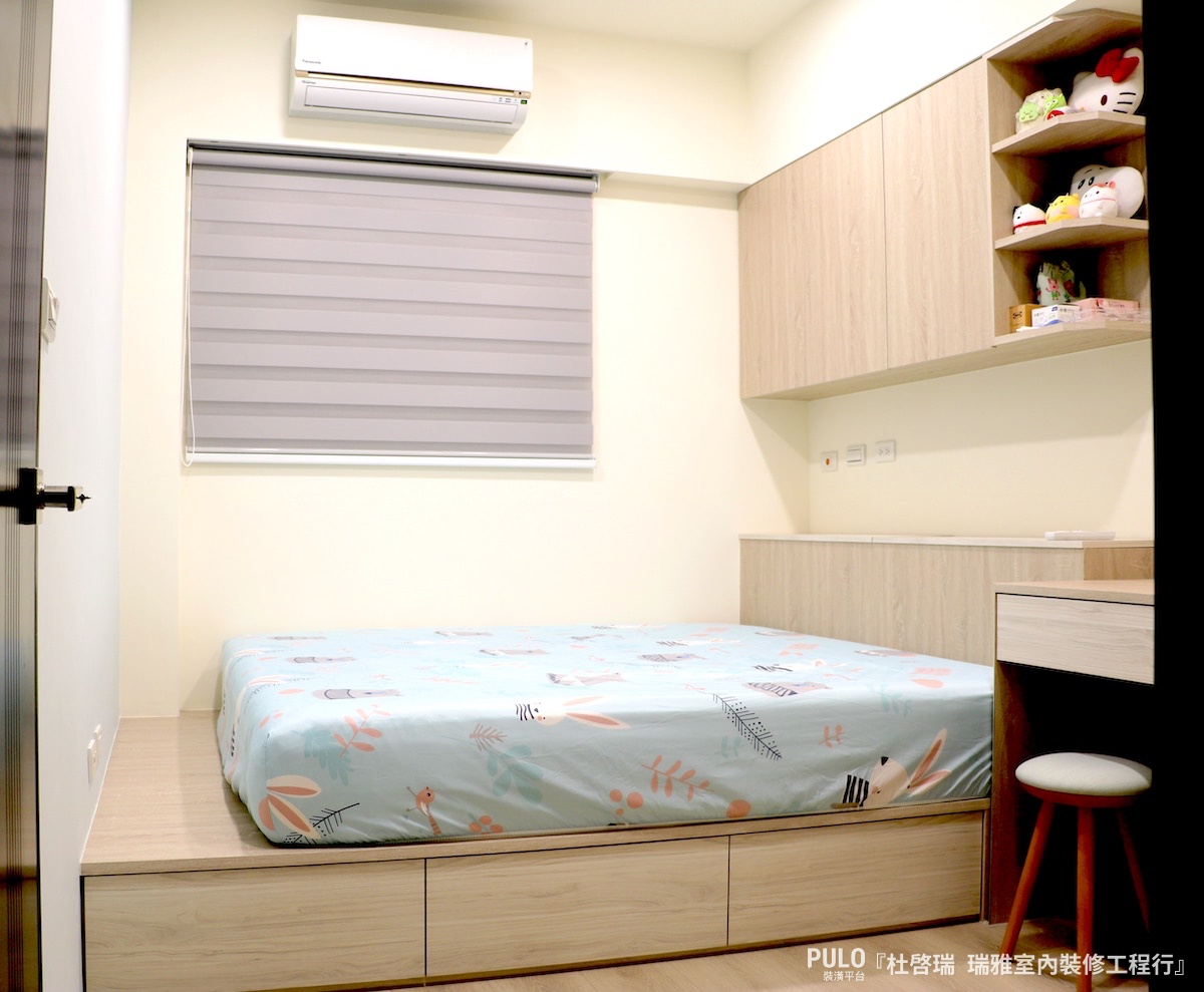 設計局部的一體成型地台床，讓睡眠休憩區與生活使用區分開來，卻也能同時保留收納。瑞雅室內裝修工程行臥室作品- PULO裝潢平台