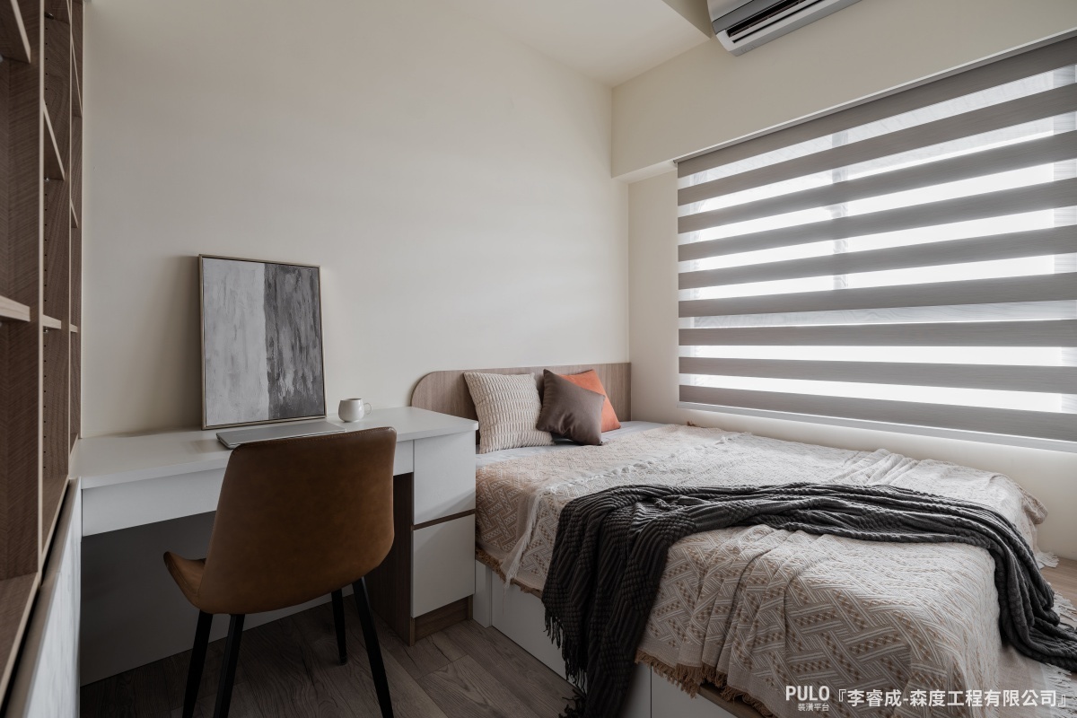 這間23坪的新成屋走的是簡約路線，客廳與玄關的系統櫃使用水泥紋板材為基底，搭配部分木紋色板材，讓空間看起來清爽，又多了一點溫潤感。森度工程有限公司台中系統櫃案例 - PULO裝潢平台