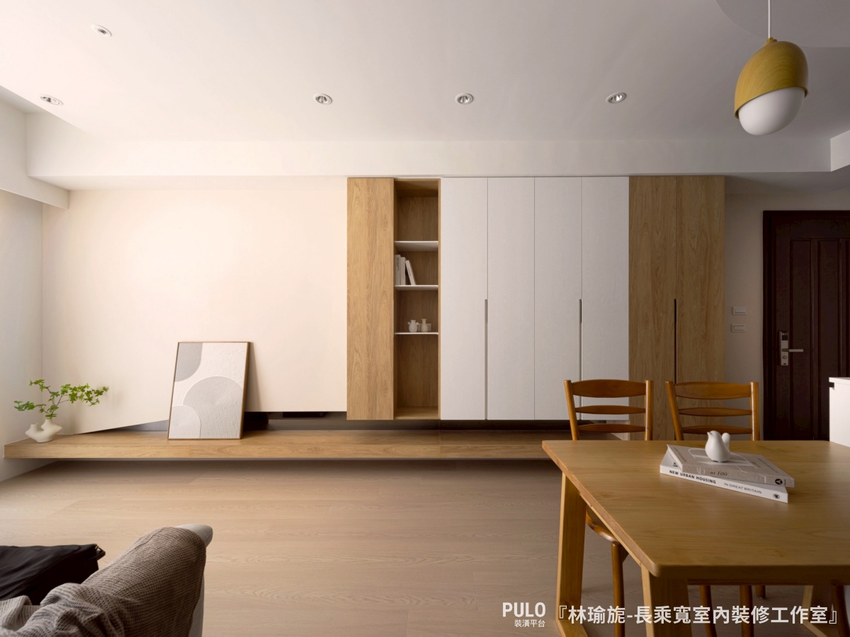 長乘寬室內裝修工作室電視櫃設計 - PULO裝潢平台 展示型的電視櫃通常會搭配玻璃櫃門或開放式層架,除了放置電視之外,一旁也可以擺放書籍、公仔或其他收藏品。長乘寬室內裝修工作室電視櫃設計 - PULO裝潢平台