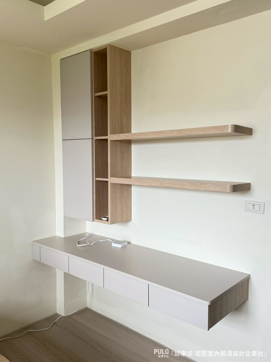 這次分享的案例來自台中木工統包師傅，屋主的三間臥室都面臨收納不足的困擾。師傅透過木作櫃體的規劃，將牆面空間充分利用，從地板做到天花板，把收納量做到最大。宏匠室內裝潢設計企業社台中木工作品 - PULO裝潢平台