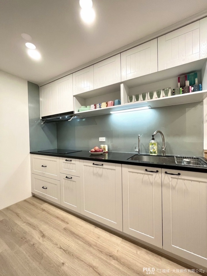 一字型廚房是將所有廚具元素沿著一面牆排列，不僅節省空間，也使廚房的動線簡單明瞭。大我創作有限公司廚房設計照片 - PULO裝潢平台