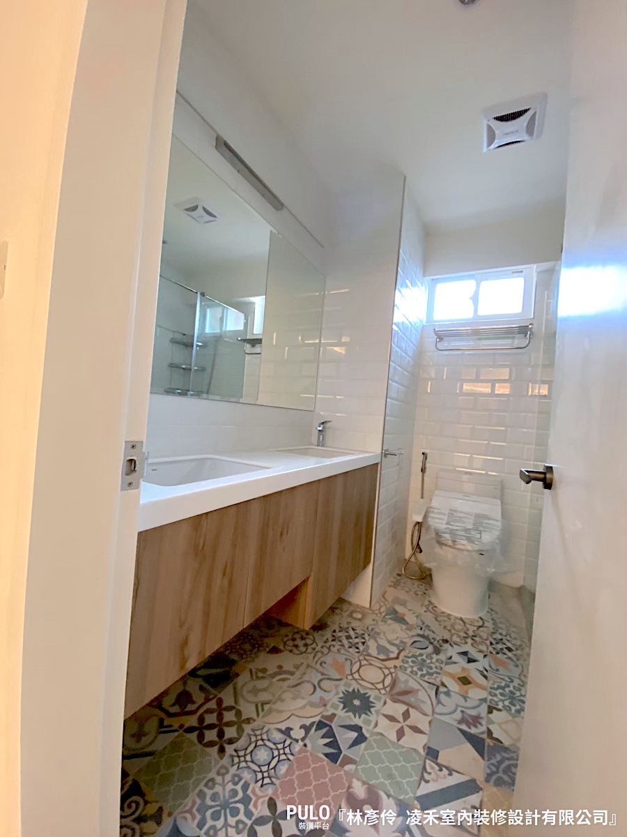 從方形到六角形，花磚的運用不僅出現在玄關地面，在浴室中的設計也能帶來許多不同的風格及樂趣！凌禾室內裝修設計有限公司作品- PULO裝潢平台