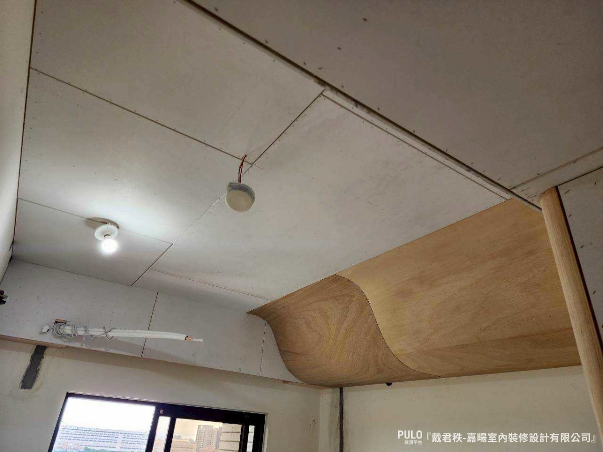 有別於常見的平釘天花板，在公共區域的轉角上，融入了多處柔和的圓弧天花板線條。-嘉暘室內裝修設計有限公司桃園室內設計 - PULO裝潢平台