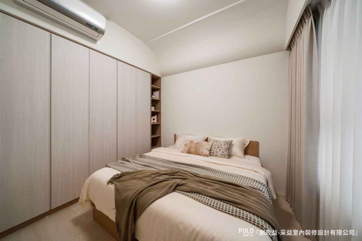小房間本來就容易有壓迫感，所以衣櫥設計建議首選淺色系，例如白色、米白、淺灰色或溫潤的木紋色，淺色能反射光線，讓空間感覺更輕盈、開闊。采益室內裝修設計有限公司小房間衣櫃設計 - PULO裝潢平台