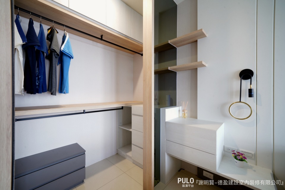 德盈建設室內裝修有限公司更衣室設計 - PULO裝潢平台 日常常穿的衣物,建議放在視線高度至腰部之間的區域,取用最為方便。德盈建設室內裝修有限公司更衣室設計 - PULO裝潢平台