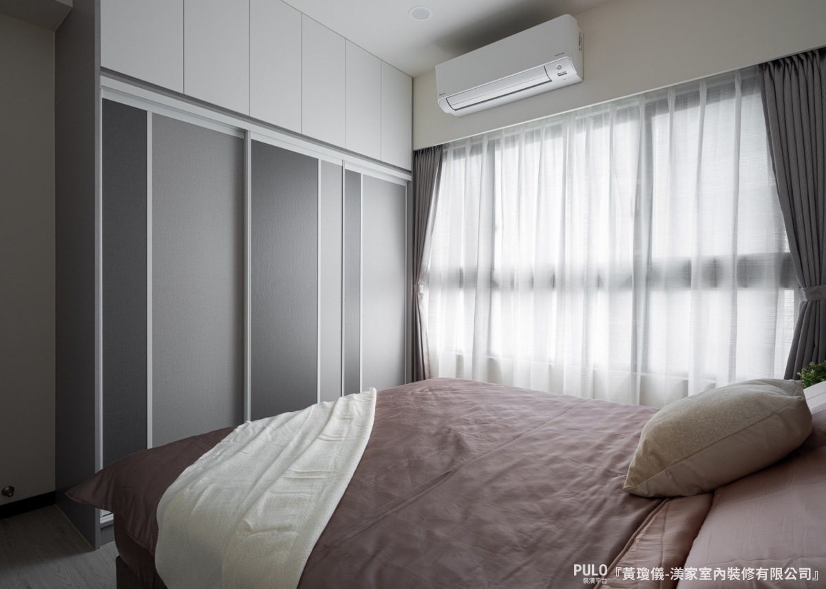在19坪的現代風新屋內，整體以白色為主色，加上屋主喜歡的青藍色點綴，在不同空間加入合適的色調和收納機能。渼家室內裝修有限公司台中系統櫃案例 - PULO裝潢平台