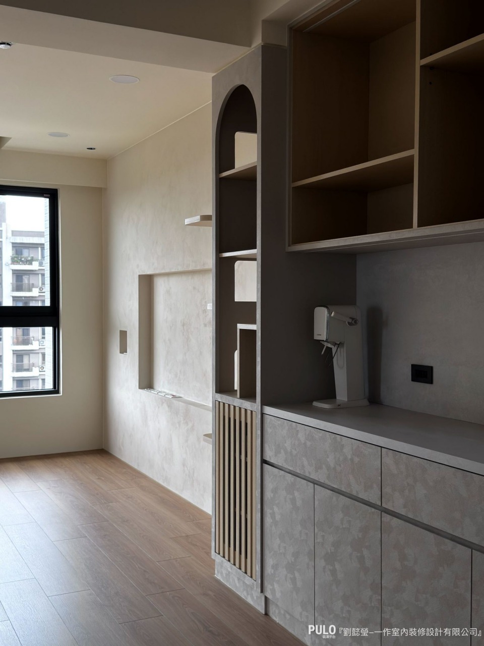 為了讓家裡的網路訊號更穩定，強電管和弱電管通常會保持30公分左右的距離是因為強電會產生電磁波，如果離得太近，可能會干擾到弱電訊號，導致 WiFi 變慢或電視畫面閃爍。一作室內裝修設計有限公司作品 - PULO裝潢平台