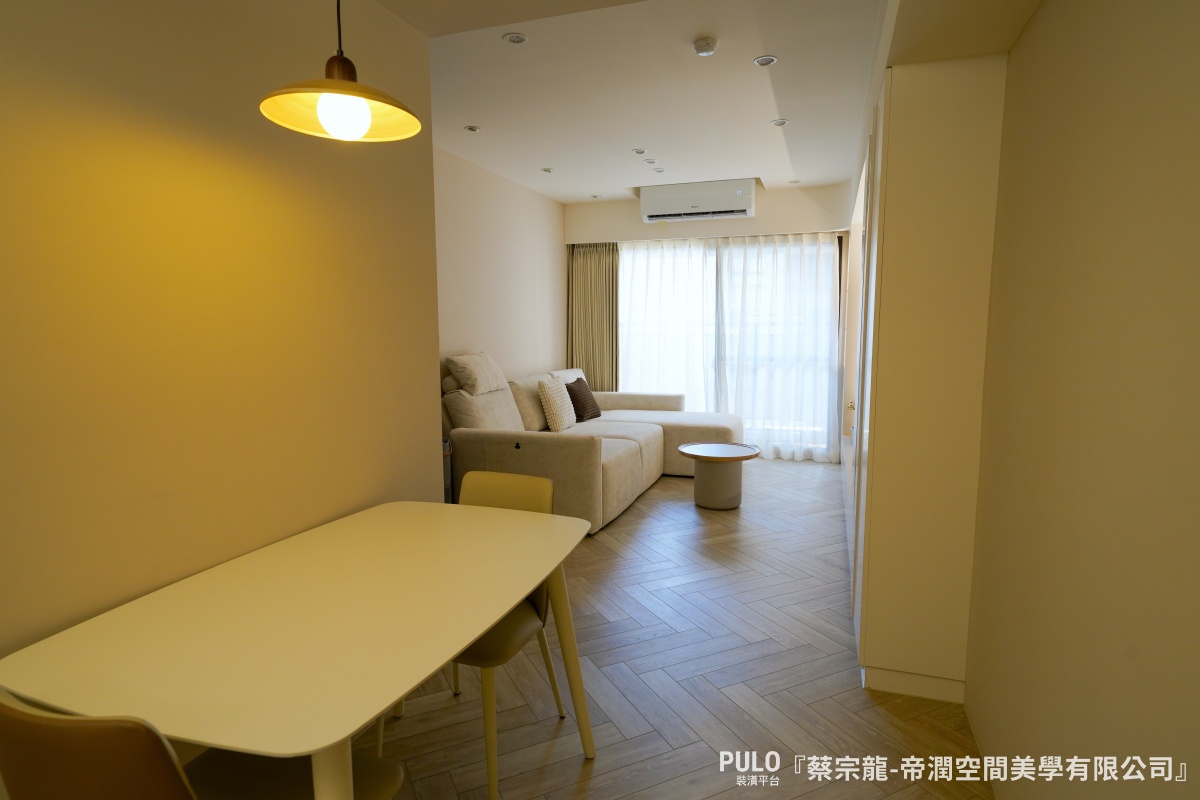 以法式奶油風為重點，這間位在台中的18坪新成屋，以輕裝潢的方式來規劃收納機能，在有限預算內達到風格與機能都完善的空間。帝潤空間美學有限公司台中系統櫃案例 - PULO裝潢平台