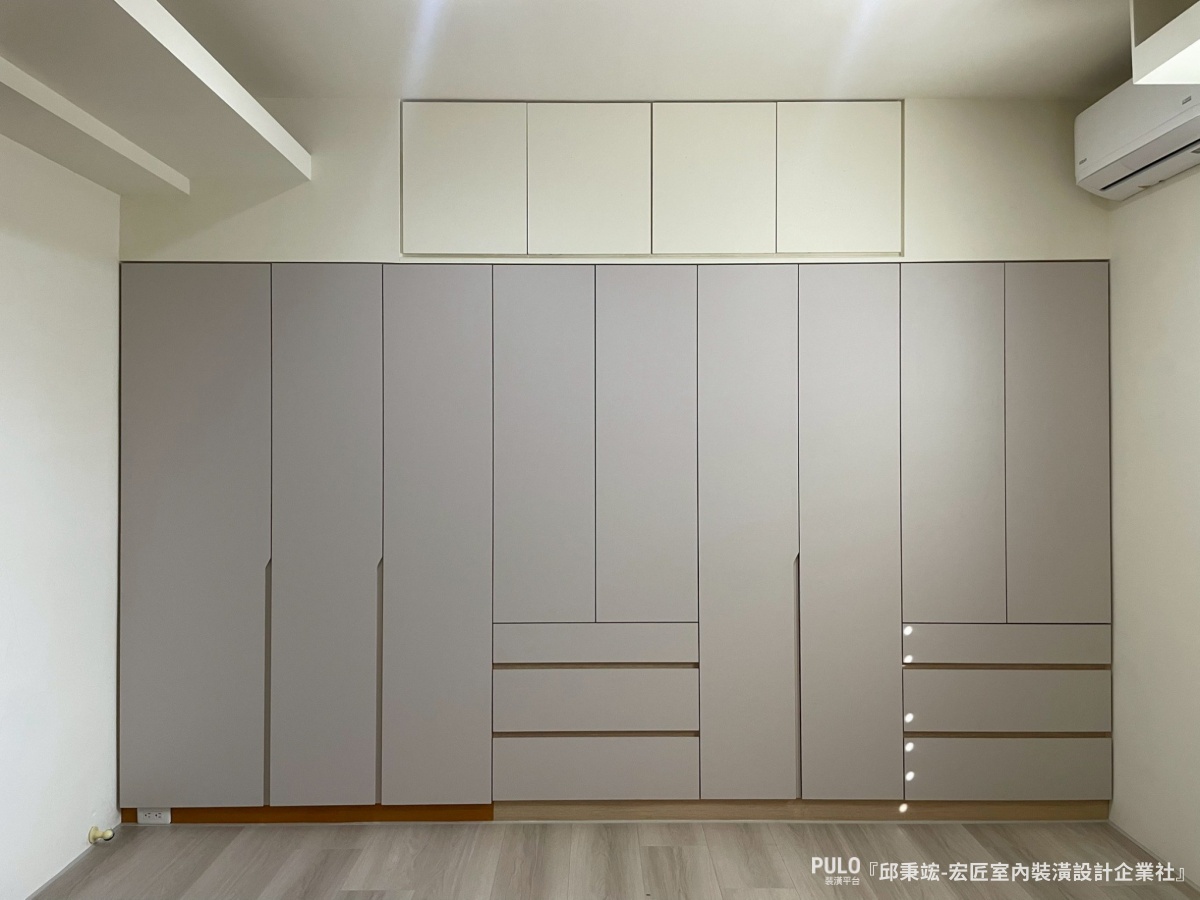 這次分享的案例來自台中木工統包師傅，屋主的三間臥室都面臨收納不足的困擾。師傅透過木作櫃體的規劃，將牆面空間充分利用，從地板做到天花板，把收納量做到最大。宏匠室內裝潢設計企業社台中木工作品 - PULO裝潢平台