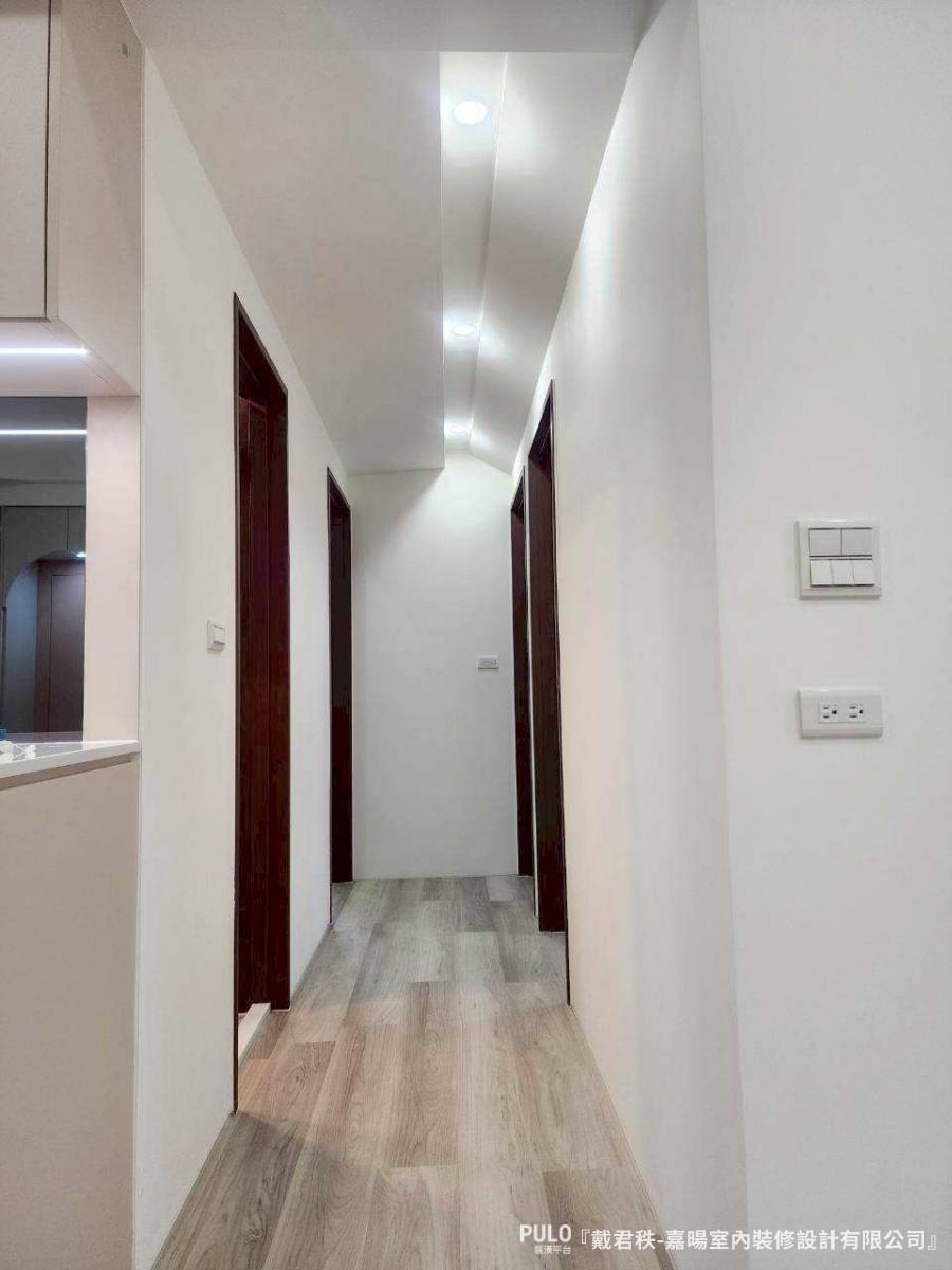 有別於常見的平釘天花板，在公共區域的轉角上，融入了多處柔和的圓弧天花板線條。-嘉暘室內裝修設計有限公司桃園室內設計 - PULO裝潢平台