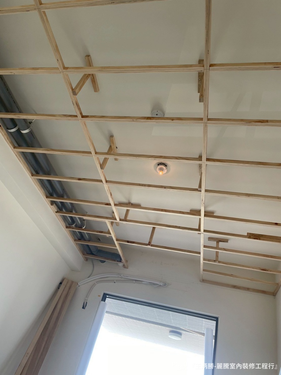 高雄木工師傅先依照格局分別繪製出3D、渲染圖，讓屋主對於裝修規劃可以更容易掌握。在客廳雖然只有一座小巧的電視櫃，但主要重點在於玄關與廚房的木作收納櫃，大幅增加置物量、完善了這個家的收納機能。-麗騰室內裝修工程行作品 - PULO裝潢平台