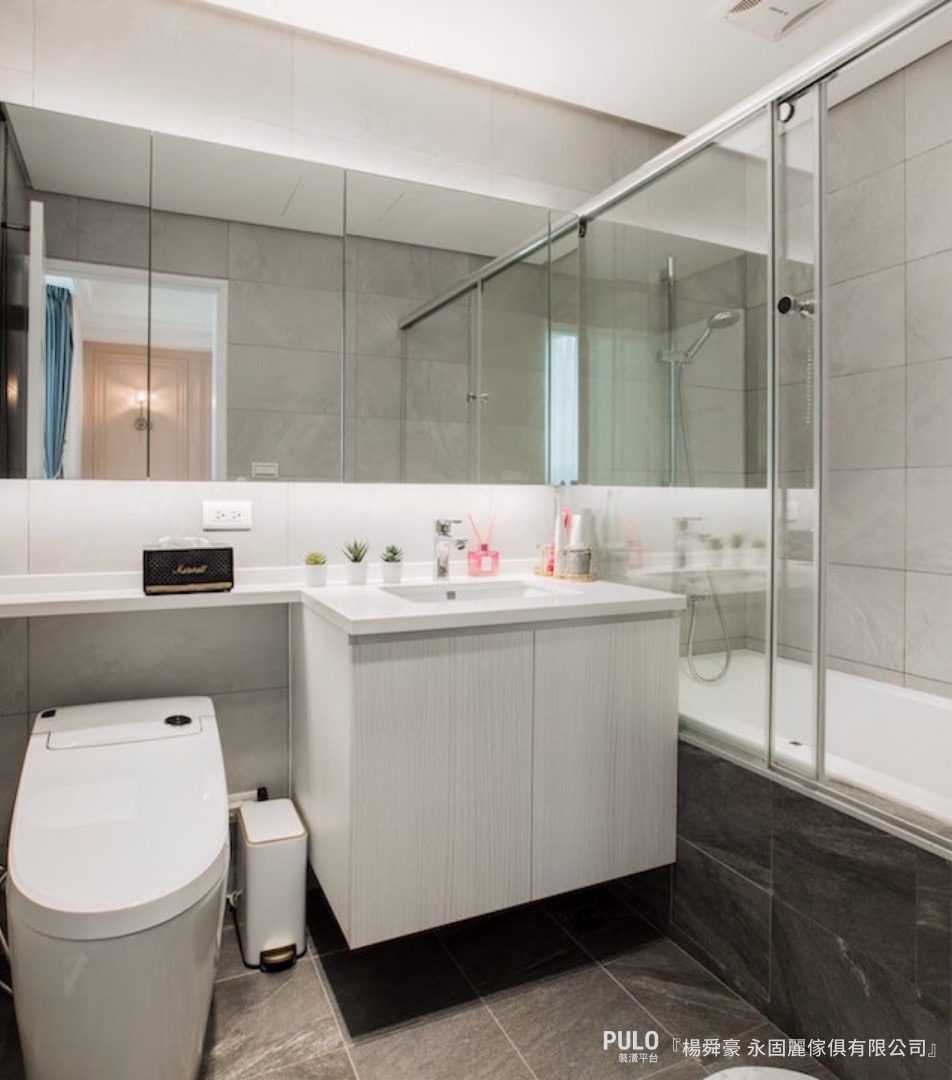 如果家中的浴室空間有限，可以考慮使用橫拉式門片，除了減少開門需要佔用的空間，同時不會影響浴室的動線。永固麗傢俱有限公司作品 - PULO裝潢平台