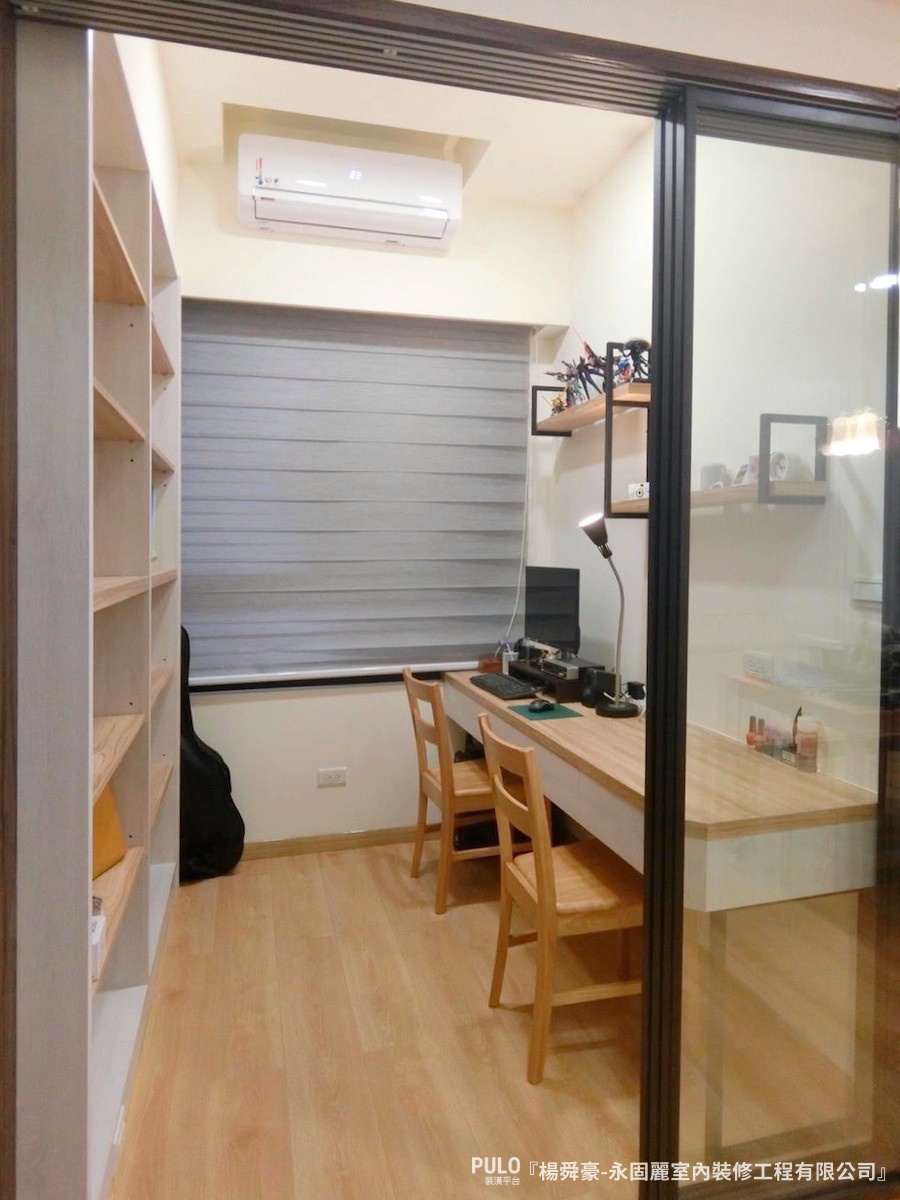 新北16坪裝潢,小坪數房屋打造高收納貓貓溫馨宅 - PULO裝潢平台 為了保留小坪數房屋的大採光,在落地窗前的區域不設置過多的收納櫃體,以引光入室的理念,放大客廳的視覺效果。 - PULO裝潢平台