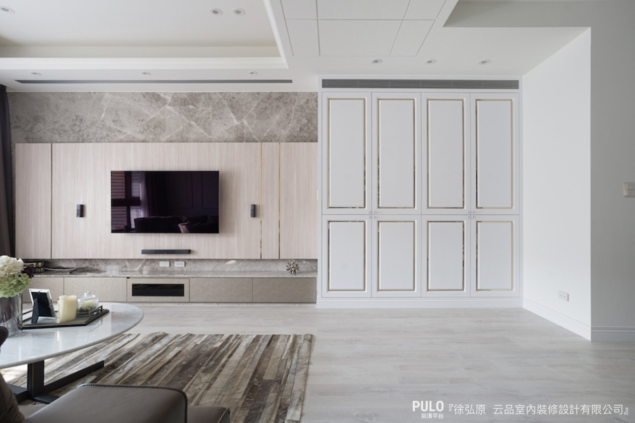 大理石風電視牆以營造奢華感為重點，選用白色和灰色為主調，創造出清新高雅的空間。電視牆作品 - PULO裝潢平台