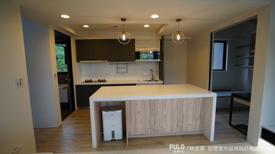 愈來愈多小家庭開始採用中島或吧台來取代餐桌，巧妙為客廳與廚房做出空間區隔，增加烹調動線順暢性，用起來格外方便有效率，同時還能兼具收納功能。拾間室內裝修設計有限公司中島作品 - PULO裝潢平台
