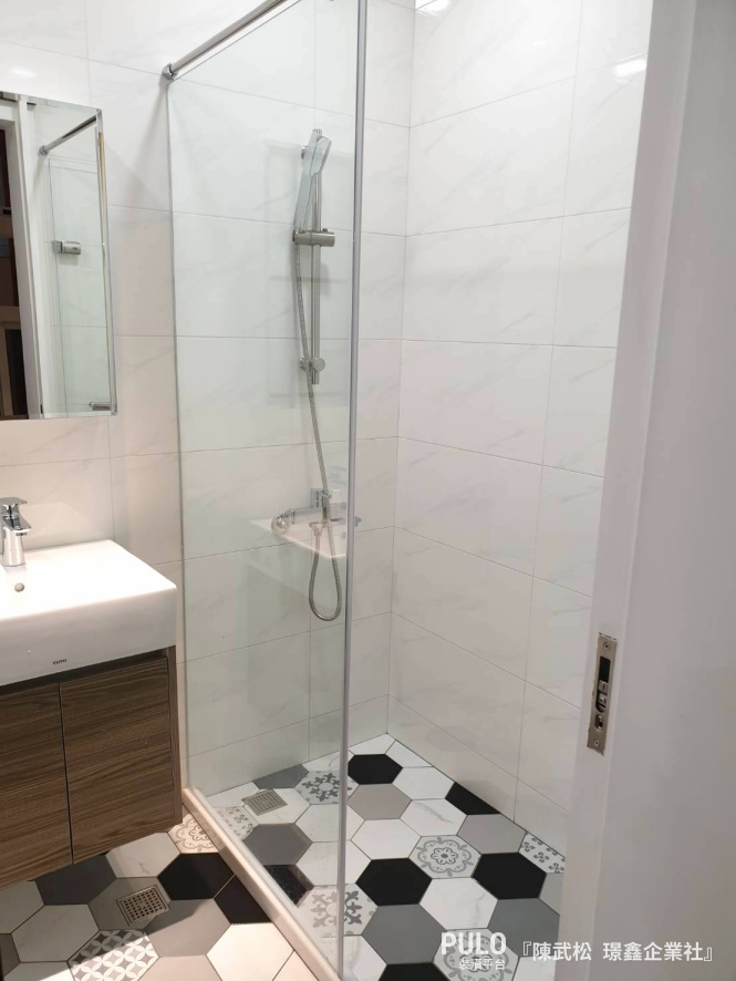 以木質浴櫃或是木紋磚作為浴室設計的基底，讓自然靜謐的韻味延伸出去。作品- PULO裝潢平台