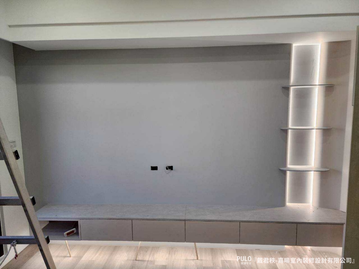 有別於常見的平釘天花板，在公共區域的轉角上，融入了多處柔和的圓弧天花板線條。-嘉暘室內裝修設計有限公司桃園室內設計 - PULO裝潢平台