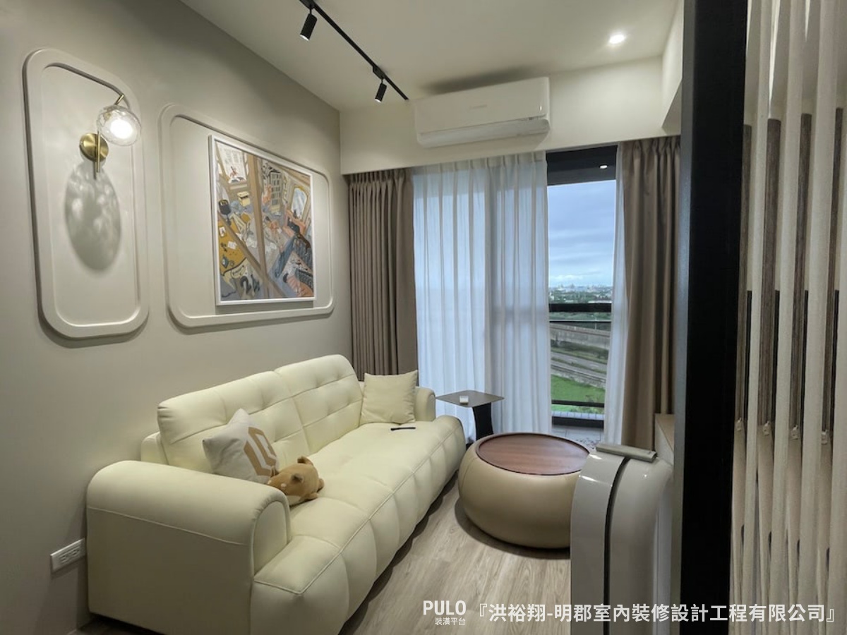 軌道燈安裝要注意什麼?軌道燈價格、優缺點一次搞懂!明郡室內裝修設計工程有限公司作品 - PULO裝潢平台 其實軌道燈清潔相對方便,建議每一兩週用乾布擦拭燈具表面,或用除塵撢子掃一下就可以。明郡室內裝修設計工程有限公司作品 - PULO裝潢平台
