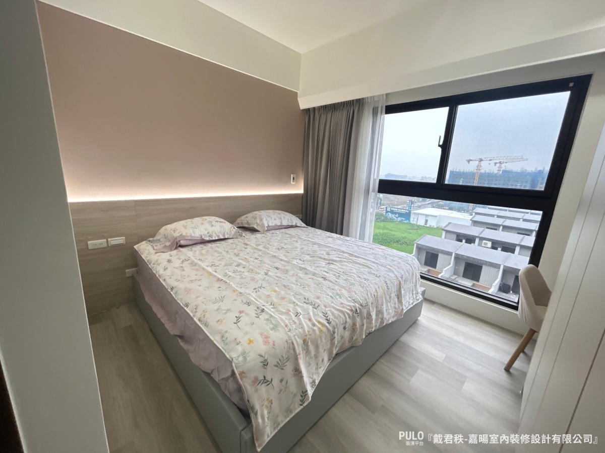 有別於常見的平釘天花板，在公共區域的轉角上，融入了多處柔和的圓弧天花板線條。-嘉暘室內裝修設計有限公司桃園室內設計 - PULO裝潢平台