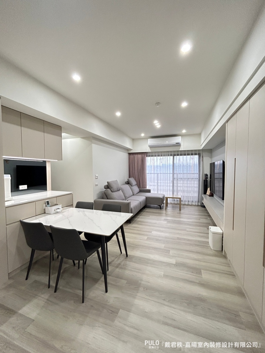 有別於常見的平釘天花板，在公共區域的轉角上，融入了多處柔和的圓弧天花板線條。-嘉暘室內裝修設計有限公司桃園室內設計 - PULO裝潢平台