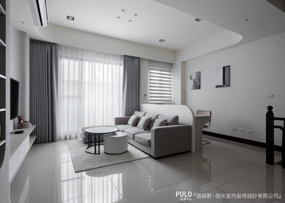 在書房設計中，常見的做法即是將偌大的客廳空間切割，以一前一後的方式劃分出書房與客廳的使用範圍，可以搭配上沙發高度的木作牆面設計，讓座位背後有實牆可以頂靠。 倪米室內裝修設計有限公司作品- PULO裝潢平台