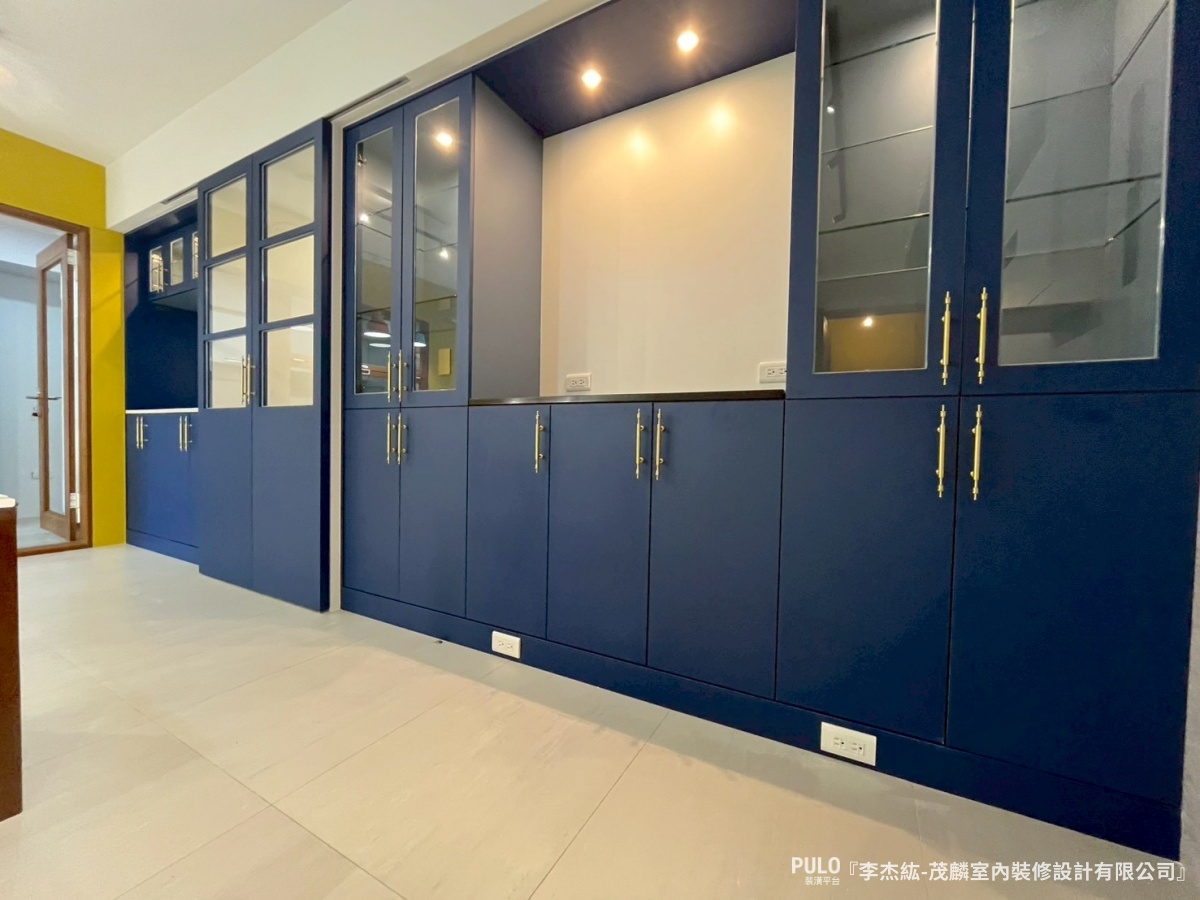 這場台北老屋翻新完工後最明顯的改變，是整間房子的色彩配置。茂麟室內裝修設計有限公司作品 - PULO裝潢平台