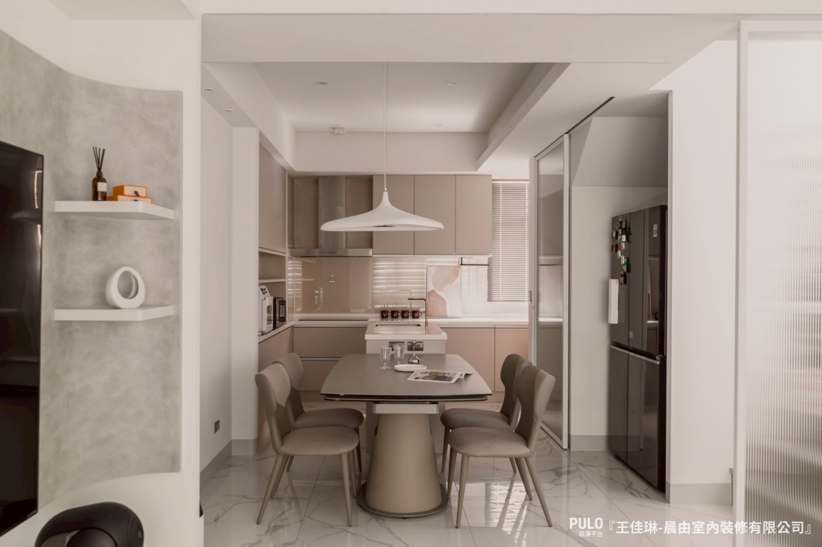 冰箱風水-在比較窄的廚房裡，如果冰箱門一開就擋住後方動線，做起菜來會覺得處處卡卡的。規劃前可以先想一下平時走動的習慣，現在也有不少冰箱款式可以更換左右開門方向，非常方便。晨由室內裝修有限公司- PULO裝潢平台