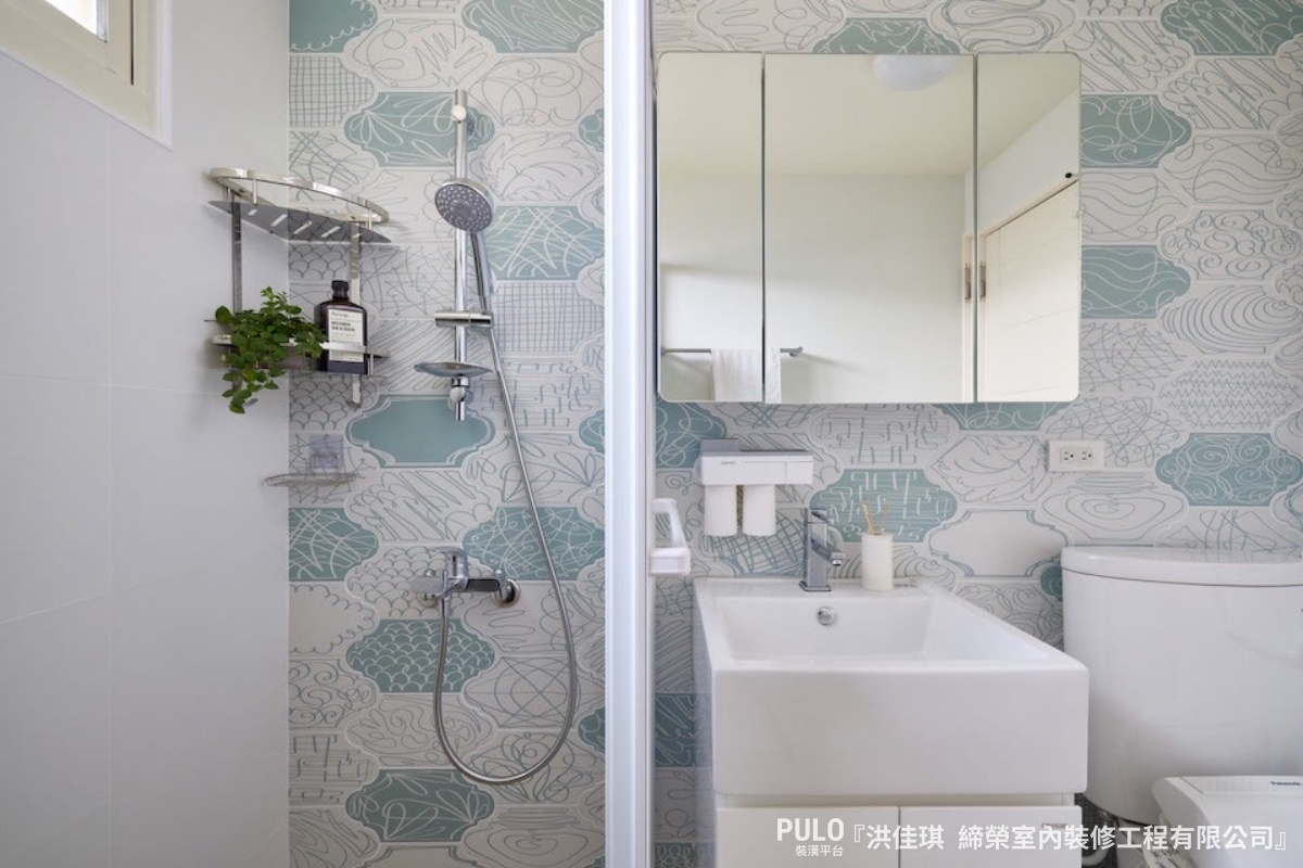 從方形到六角形，花磚的運用不僅出現在玄關地面，在浴室中的設計也能帶來許多不同的風格及樂趣！締榮室內裝修工程有限公司作品- PULO裝潢平台