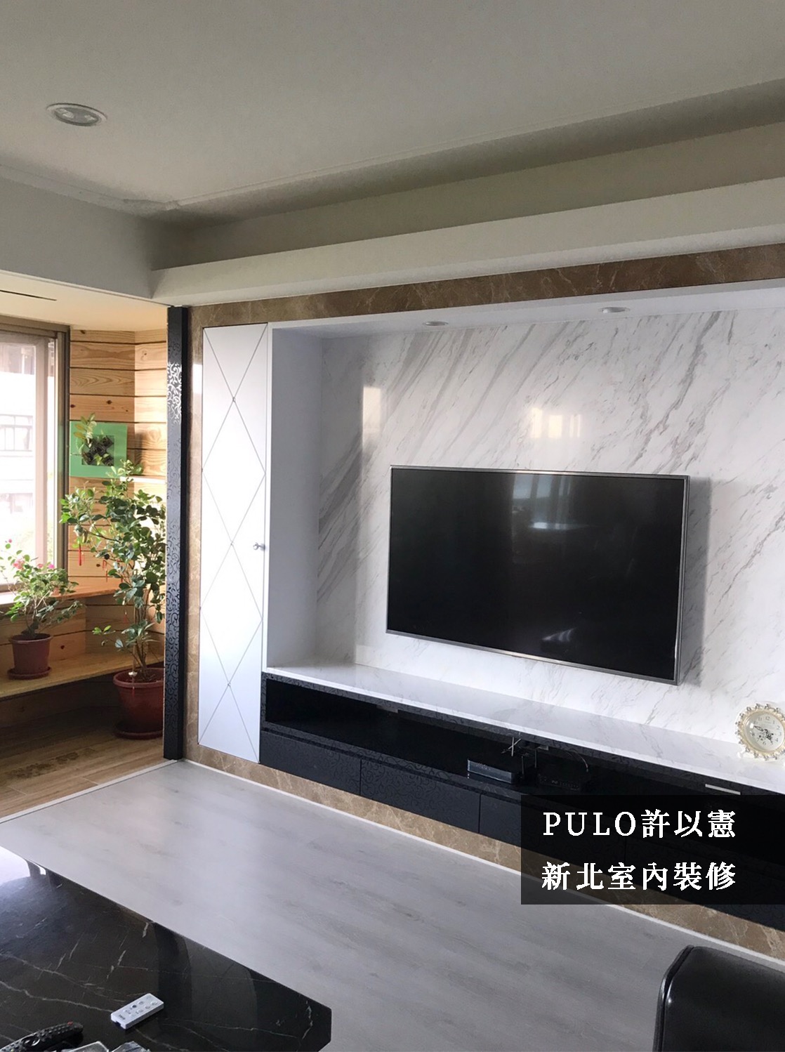 以白色調的大理石磚為電視主牆，邊框則選褐色調的大理石，利用跳色擺脫單調感。陽台則使用不同材質地板區分空間，且捨棄隔間的設計來換取更寬闊的環境，將整片自然景觀一併納入家中。-PULO裝潢平台