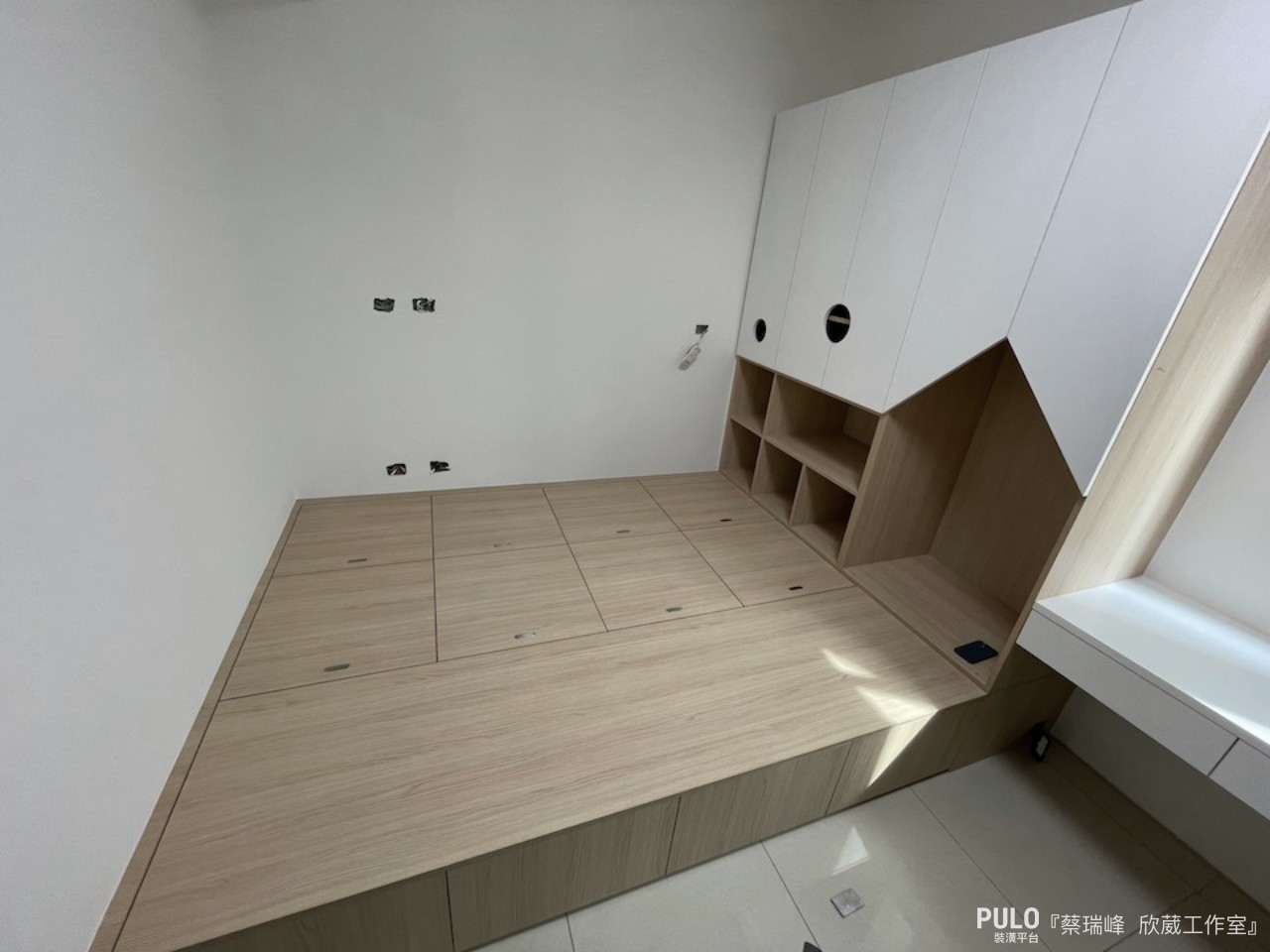 設計局部的一體成型地台床，讓睡眠休憩區與生活使用區分開來，卻也能同時保留收納。欣葳工作室臥室作品- PULO裝潢平台