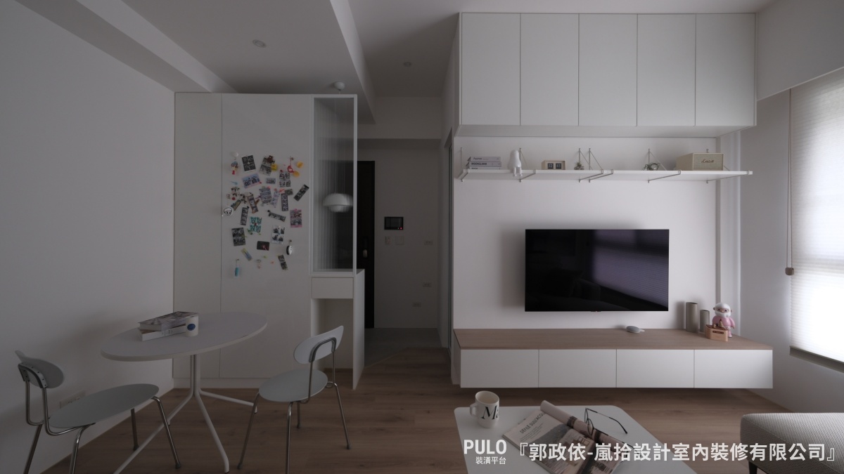 嵐拾設計室內裝修有限公司小坪數電視牆設計 - PULO裝潢平台 空間不大的客廳要做電視牆,最重要的就是「簡單、留白、有彈性」。嵐拾設計室內裝修有限公司小坪數電視牆設計 - PULO裝潢平台
