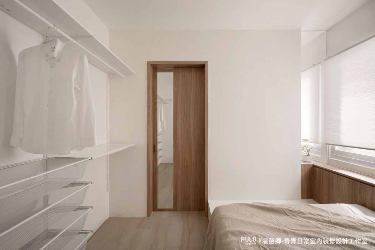 這次分享的台中老屋翻新案例，是一間屋齡近 40 年、實際只有 14.3 坪的台中中古屋，在設計師的巧思下，不只改善了採光與動線，也讓原本對裝潢毫無頭緒的屋主，真正住進了自己理想中的生活樣貌。-青青日常室內裝修設計工作室台中室內設計作品 - PULO裝潢平台