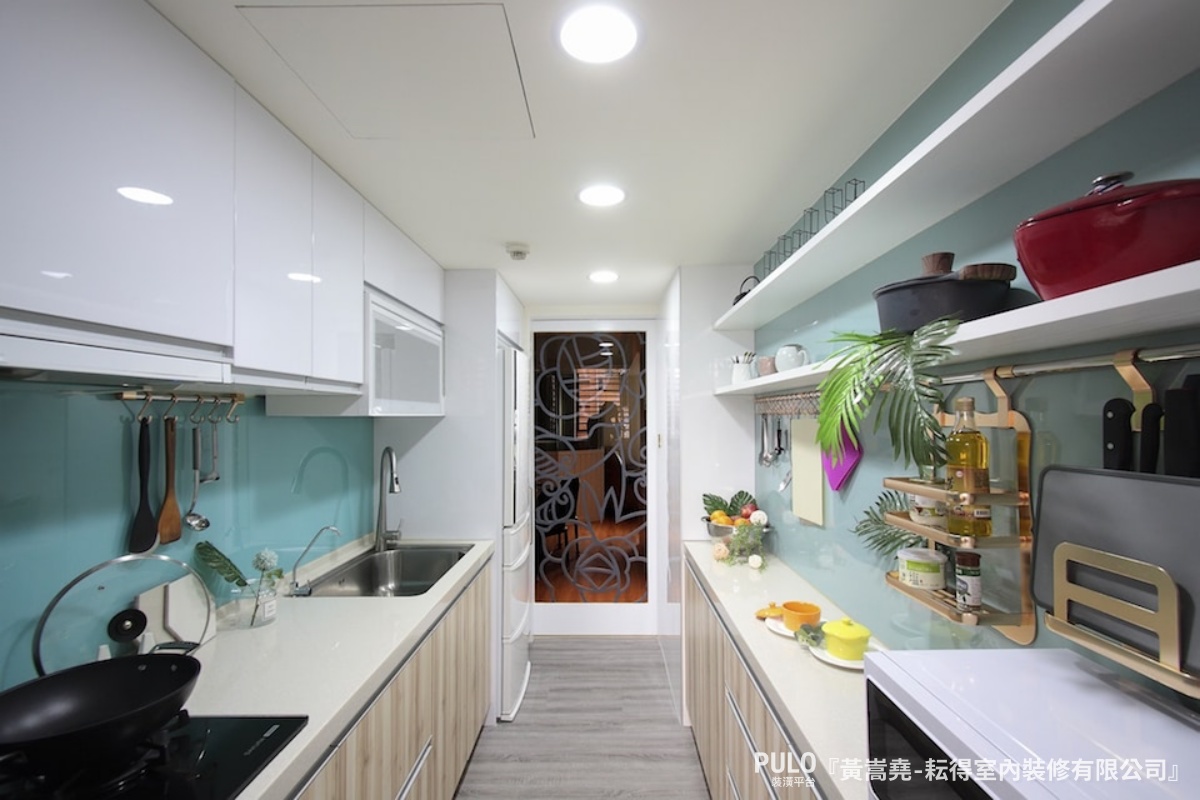 開放式層架將廚房用具以美觀的方式陳列在牆面上，不僅節省櫃體空間，還可以將鍋具、碗盤等裝飾成為空間的一部分。耘得室內裝修有限公司廚房設計作品 - PULO裝潢平台