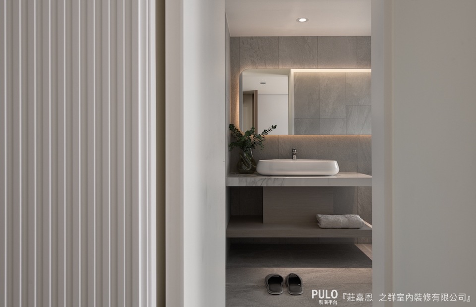 浴室收納櫃可以選擇懸吊式的，下方開放通風、不容易積水長霉。之群室內裝修有限公司乾濕分離浴室設計作品 - PULO裝潢平台