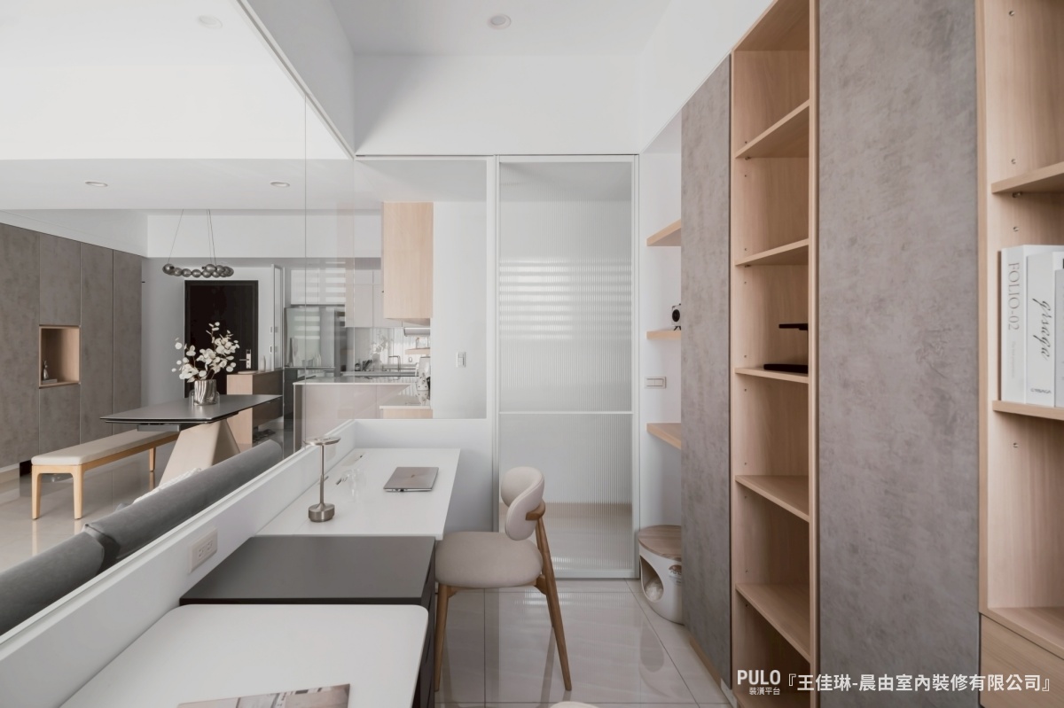 晨由室內裝修有限公司台南室內設計作品 - PULO裝潢平台 30坪台南室內設計開箱:霧白奶油風與玻璃書房,打造貓咪也愛的透光極簡宅 - 晨由室內裝修有限公司作品 - PULO裝潢平台