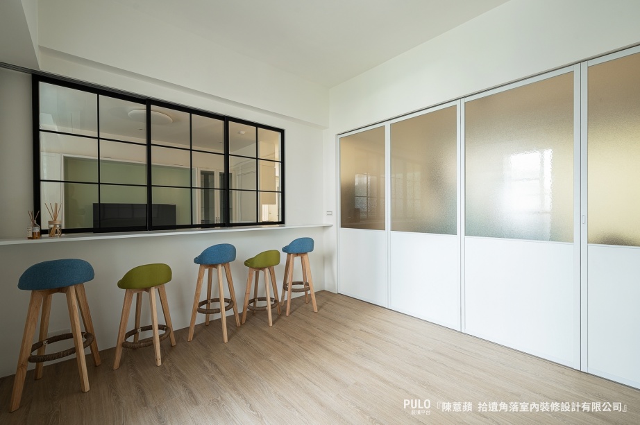 在開放式格局中，最常見的就是以沙發高度的木作半牆，作為前後兩個不同用途空間的區隔，讓整體的空間不僅可以相通共用，讓客廳的使用效果加倍放大。拾遺角落室內裝修設計有限公司作品- PULO裝潢平台