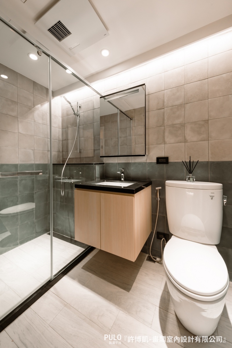 如果衛浴空間有限、或是浴室面積較小，建議挑選「內推式」的門片，不僅可以節省活動空間，同時也能避免水珠滴到乾區的地面。畫閣室內設計有限公司淋浴門作品 - PULO裝潢平台